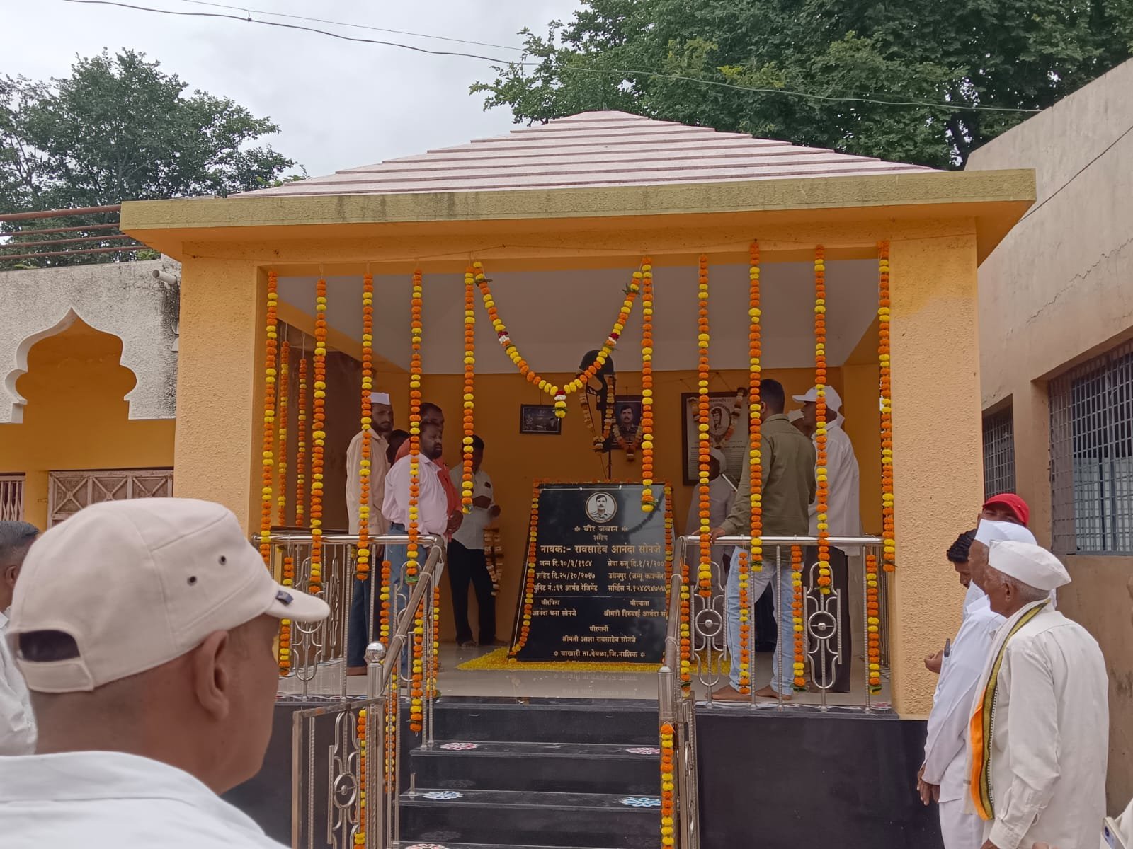 क्रांती दिनानिमित्त शहीद जवानांना श्रद्धांजली आणि माजी सैनिकांचा सत्कार